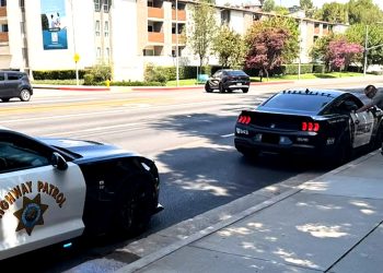 Falešný policejní Mustang z Transformers dostal pokutu od Camara