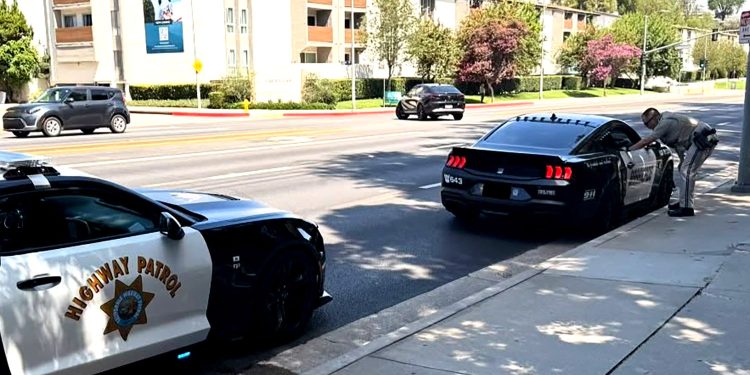 Falešný policejní Mustang z Transformers dostal pokutu od Camara