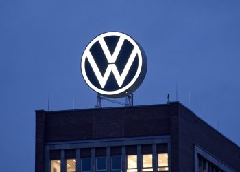 Bývalí inženýři VW obviněni z insider tradingu kolem Rivianu