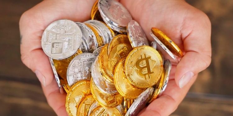 Bitcoin poskočil na 71 tisíc dolarů, nejvýš od června