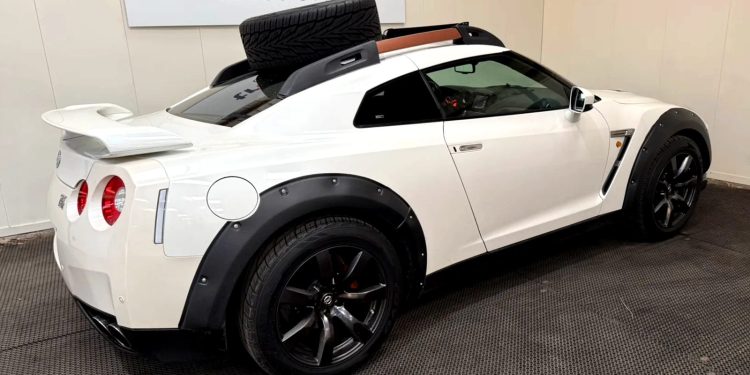 Nissan GT-R přestavěný na off-road míří do aukce