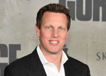Soud posunul spor o fúzi Paramountu s Warner Bros. na březen