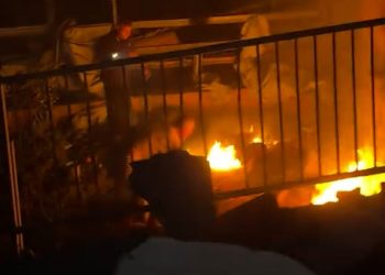 Trump hrozí Íránu, Izrael bombarduje Gazu navzdory slibu Hamásu