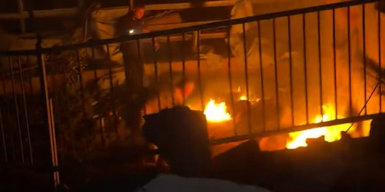 Trump hrozí Íránu, Izrael bombarduje Gazu navzdory slibu Hamásu
