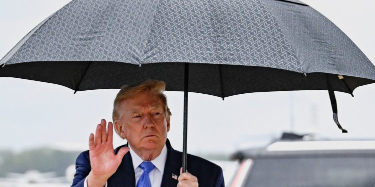 Trump odvolal úder na Írán, jednání začnou v pondělí