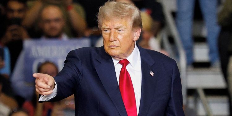 Trump pohrozil bombardováním Ománu kvůli Hormuzskému průlivu