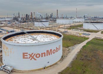 Zisky Exxonu a Chevronu se zčtyřnásobily, řidiči platí přes 4 dolary za galon