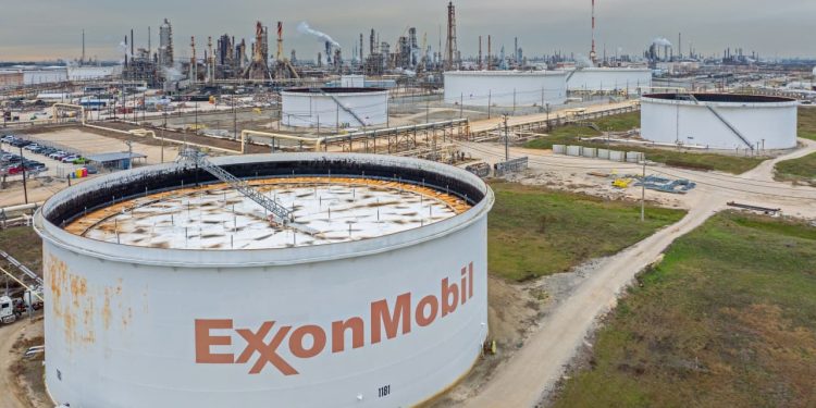 Zisky Exxonu a Chevronu se zčtyřnásobily, řidiči platí přes 4 dolary za galon